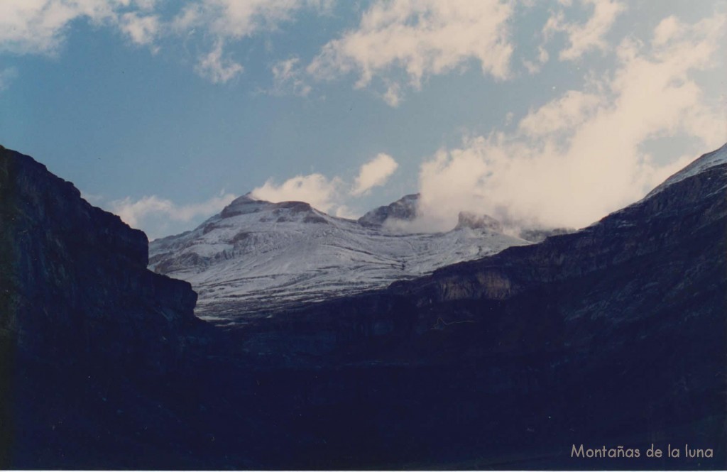 Monte Perdido a la izquierda y el Soum de Ramond medio cubierto con la Torre de Góriz delante, a la derecha